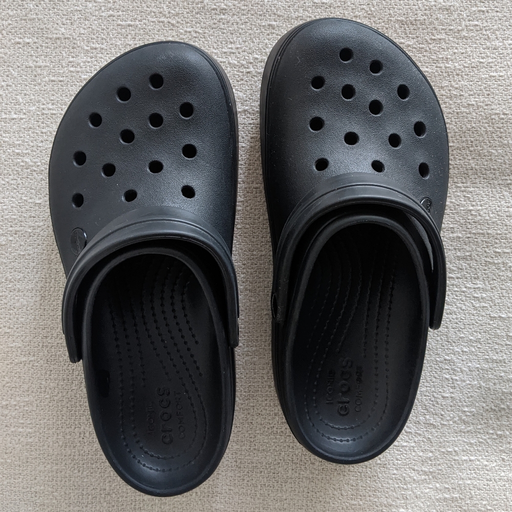 ALL-BLACK PLATFORM CROCS